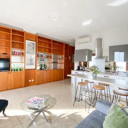 Quai St Pierre 2 Bedrooms With Balcony And Sea View Lägenhet *